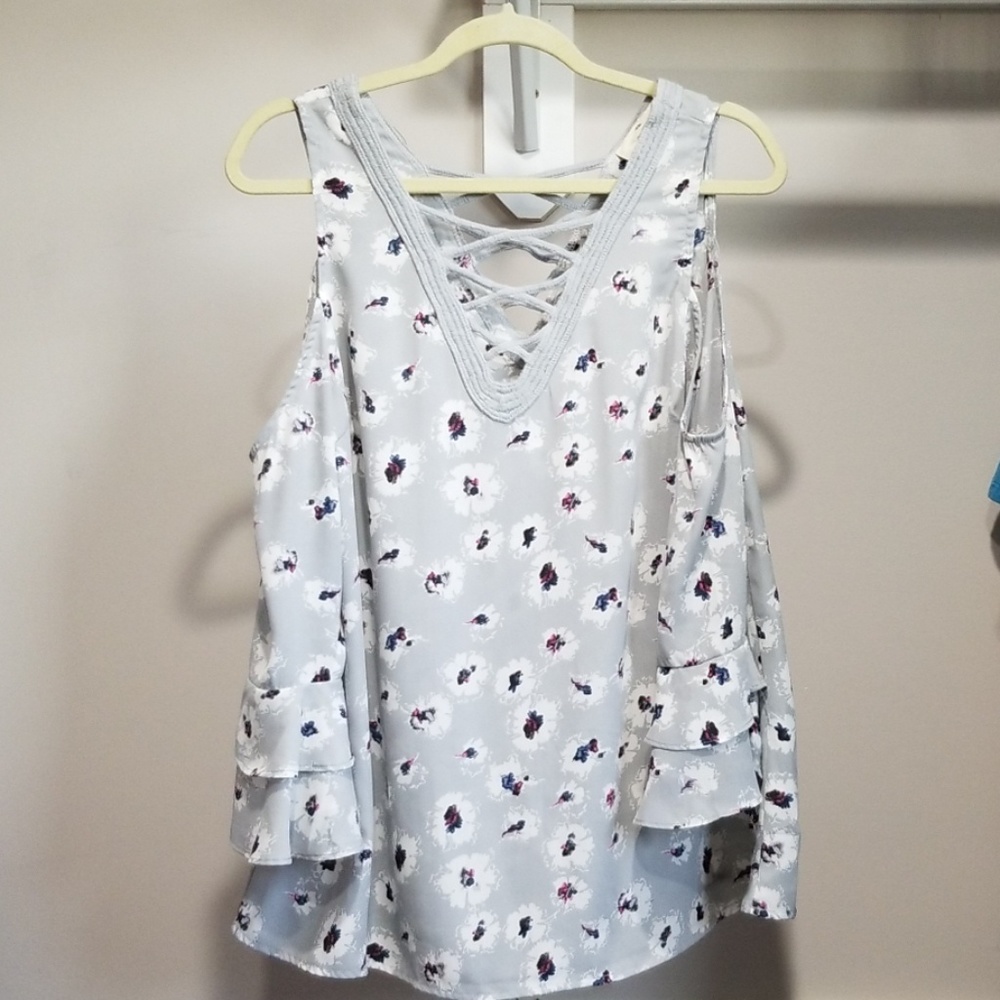 Gray print cold shoulder flowy blouse
